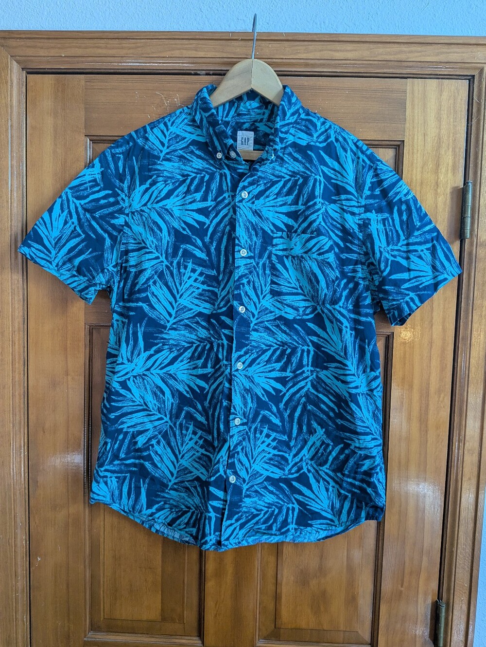 GAP Men's Blue Hawaiian Print Short-Sleeve Button-Down Shirt